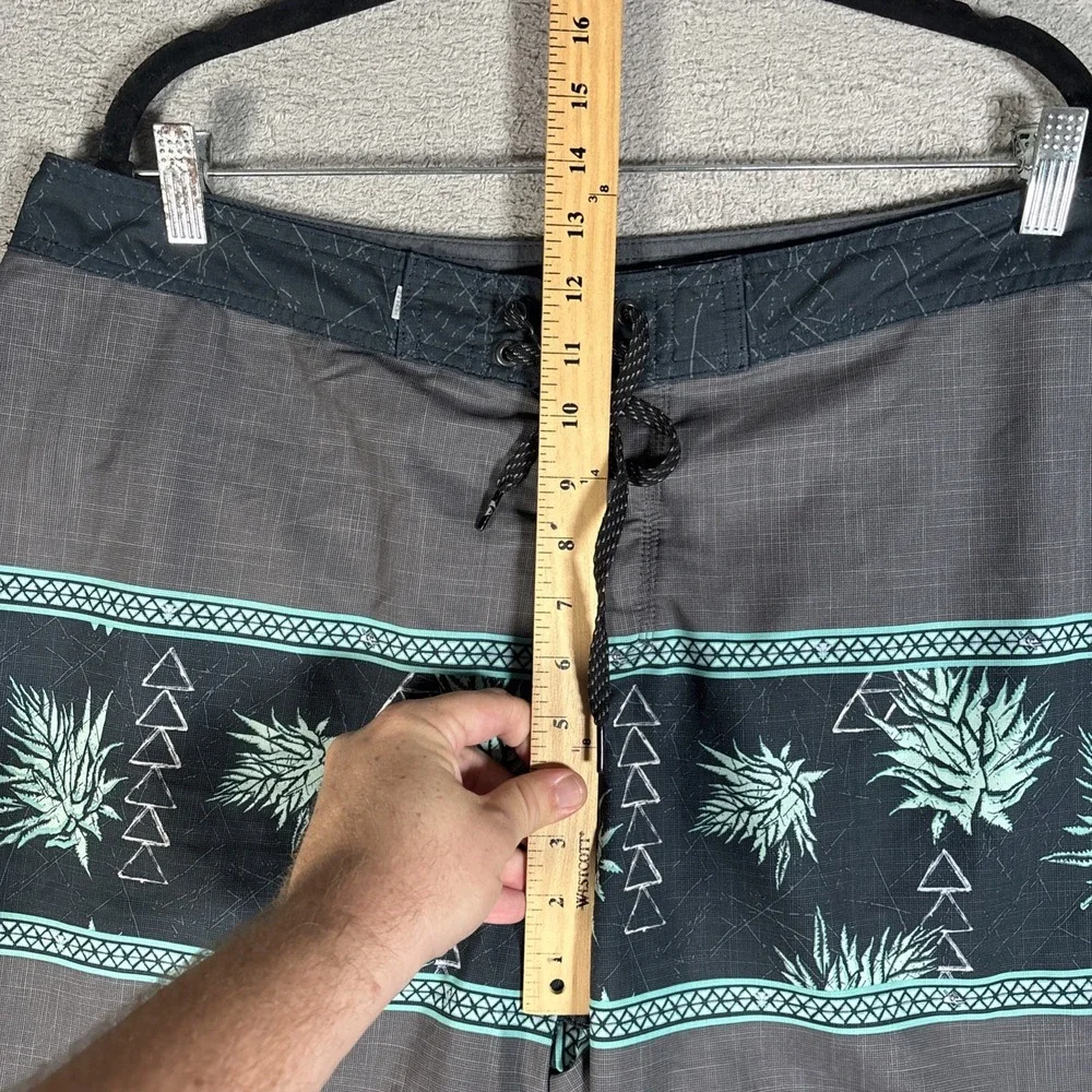 Quiksilver Highline SurfSilk‎ Mens Board Shorts Gray Pineapple Print Size 38